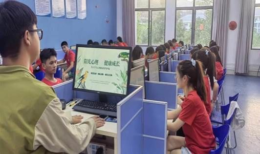 图片包含 游戏机, 桌子, 电脑, 房间描述已自动生成 图片包含 游戏机, 桌子, 电脑, 房间描述已自动生成