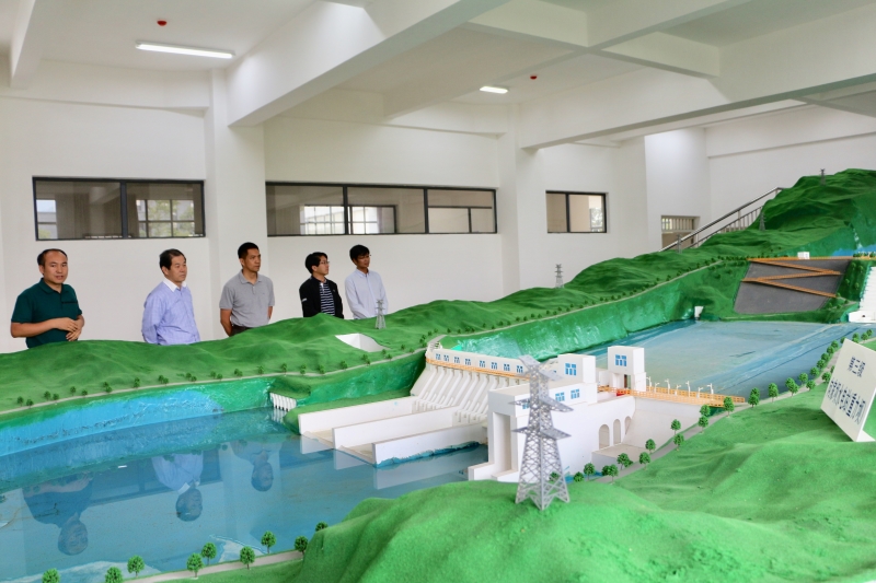 参观学院实验室_看图王.jpg 参观学院实验室_看图王.jpg