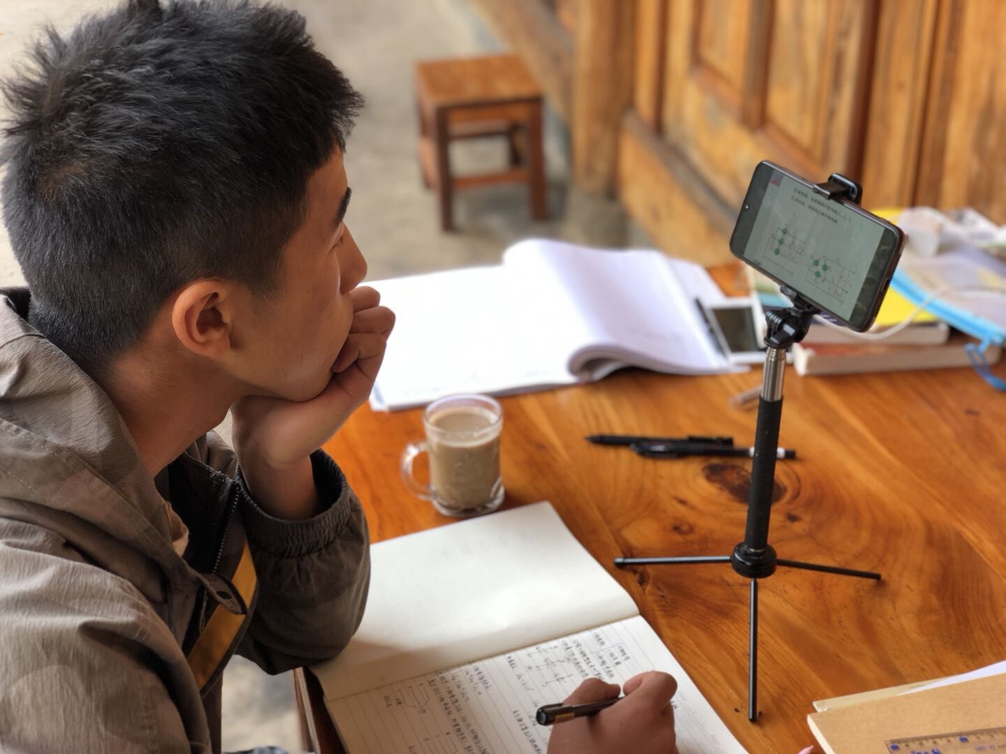 学院电力系19级学生在线李永珍老师的学习电路基础课.jpg 学院电力系19级学生在线李永珍老师的学习电路基础课.jpg