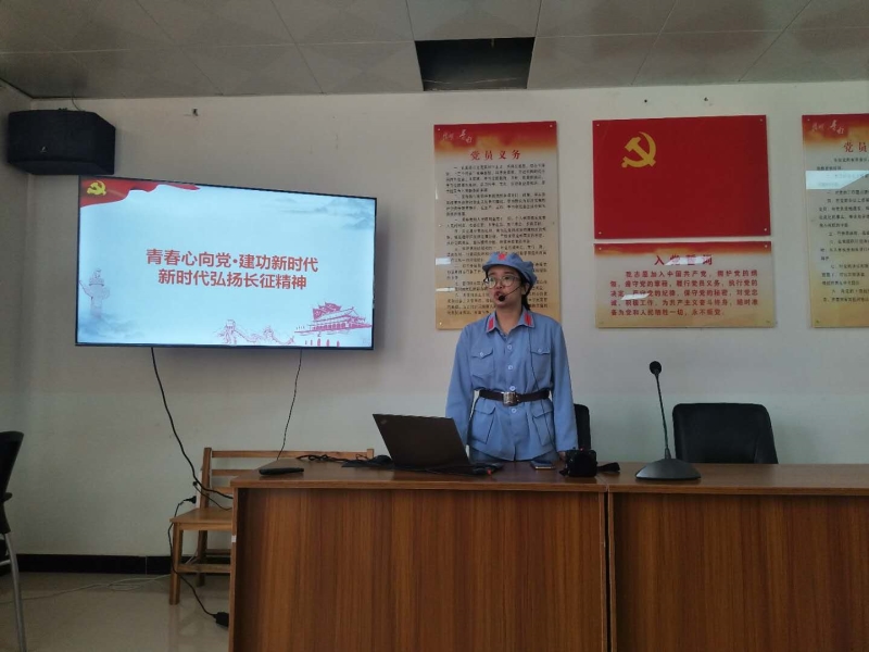 团委老师讲授团课.JPG 团委老师讲授团课.JPG