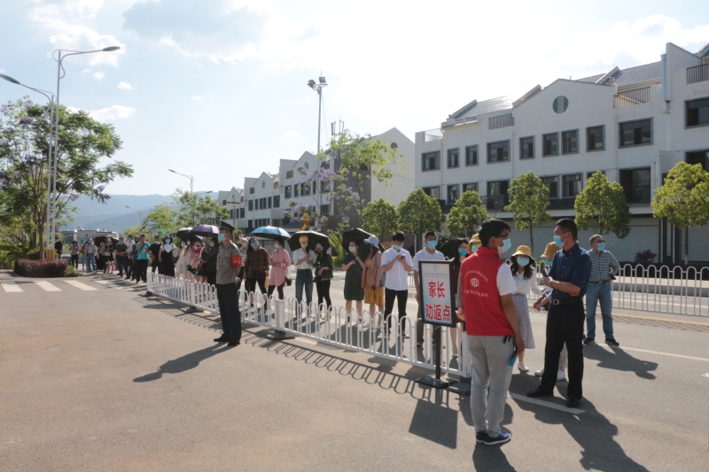 学生分批到达学校.JPG 学生分批到达学校.JPG