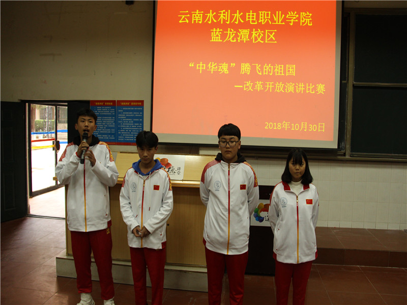 选手们正在演讲.JPG