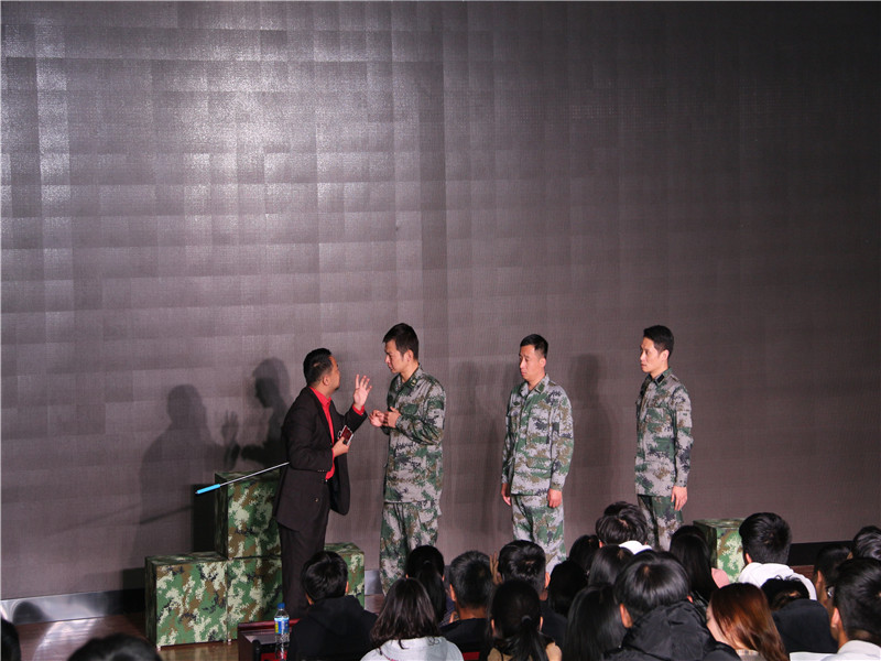 同学们认真观看表演.JPG 同学们认真观看表演.JPG