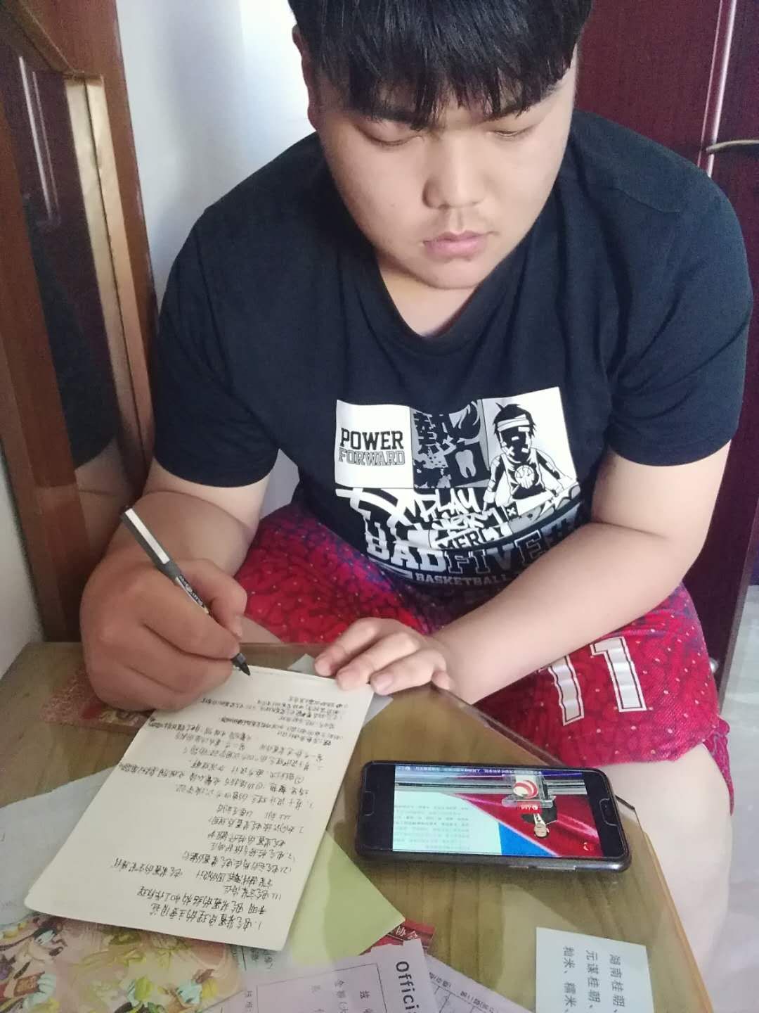 学院学生认真收看直播2.jpg 学院学生认真收看直播2.jpg