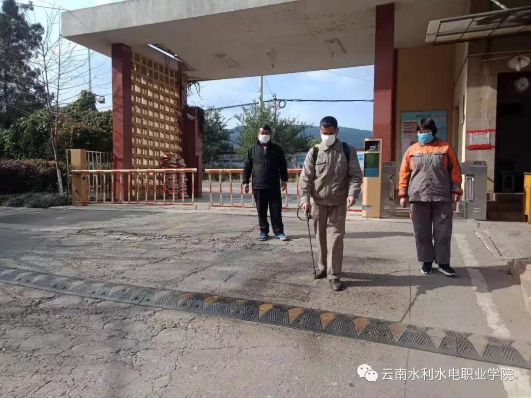 对蓝龙潭校区进行消毒.jpg 对蓝龙潭校区进行消毒.jpg