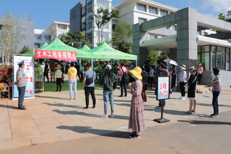 排队有序进入报到点.JPG 排队有序进入报到点.JPG