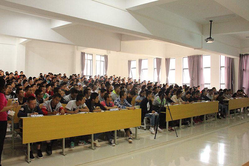 学生认真听讲 学生认真听讲