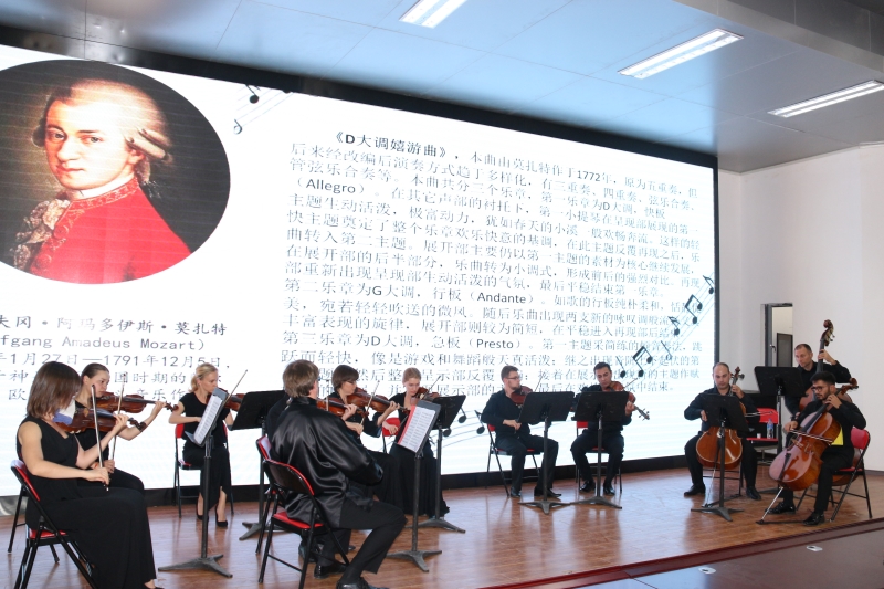 乐团演奏《D大调嬉游曲》.JPG 乐团演奏《D大调嬉游曲》.JPG