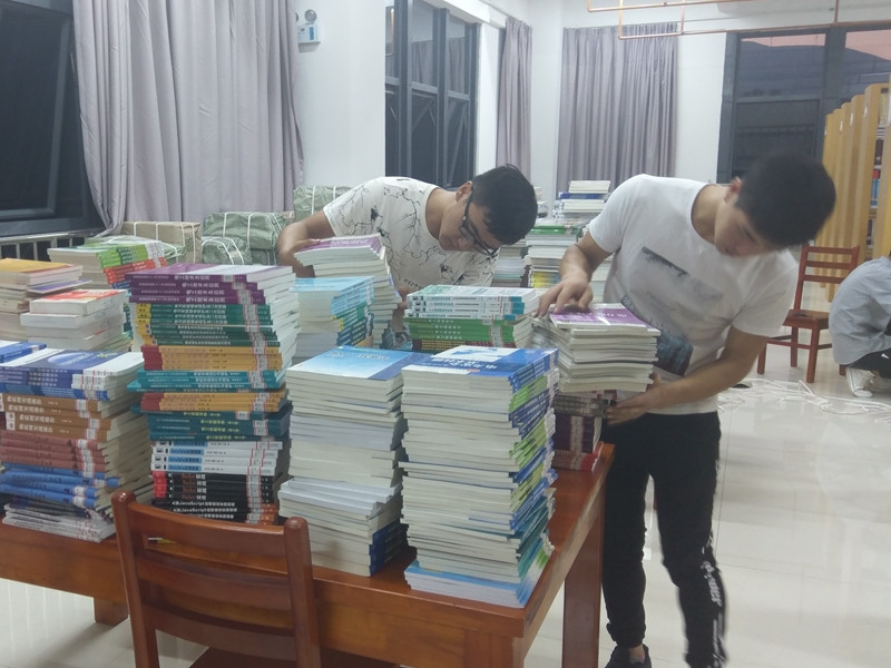 学生分类上架新书.jpg 学生分类上架新书.jpg