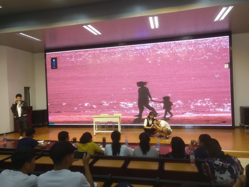 学生表演节目.jpg 学生表演节目.jpg