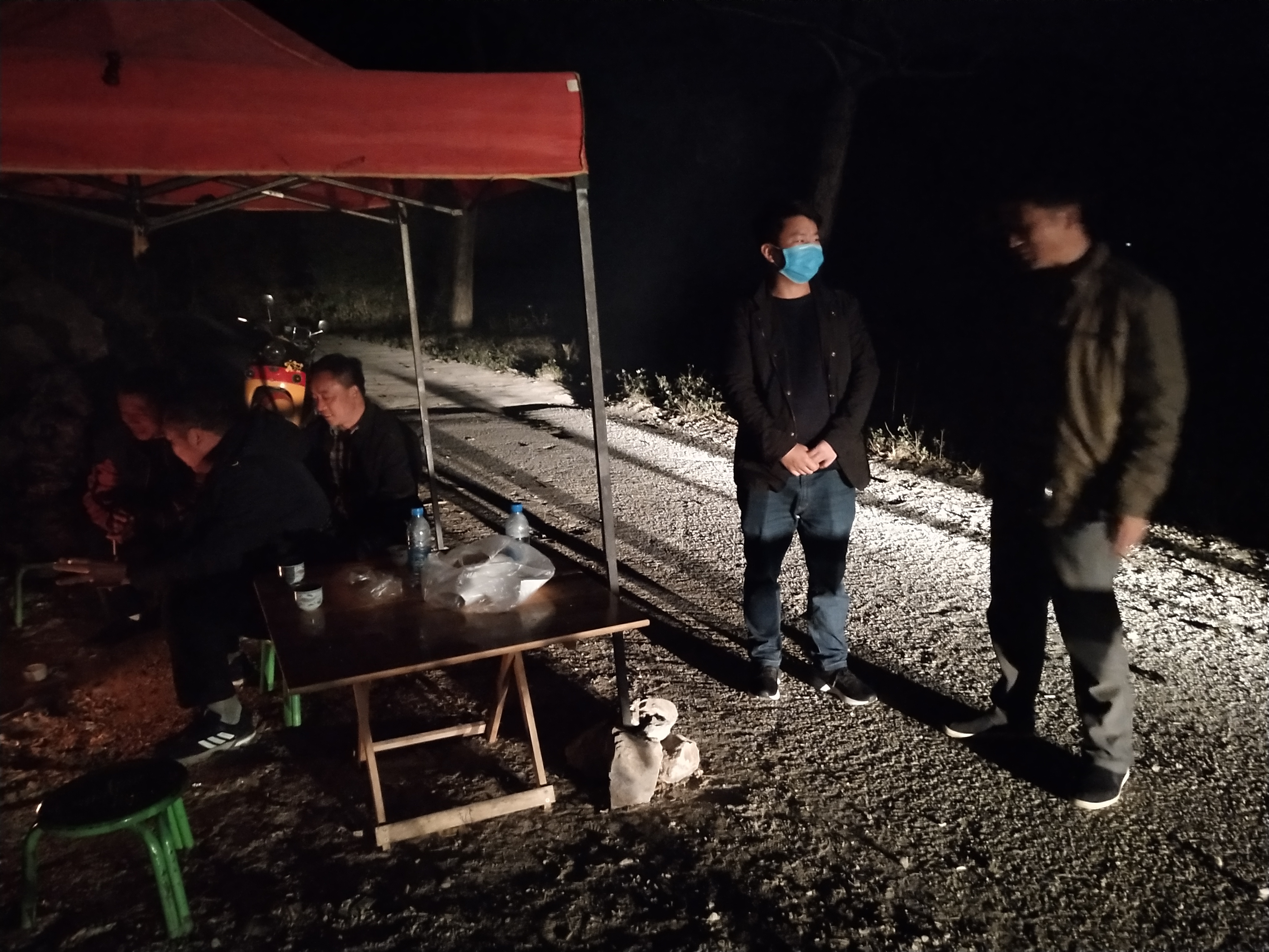 驻村工作队员把好进村关口.jpg 驻村工作队员把好进村关口.jpg