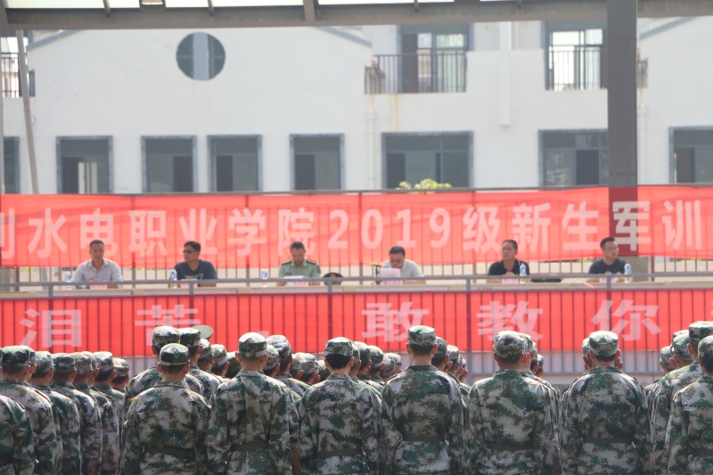 学院领导向2019级新生致词.JPG 学院领导向2019级新生致词.JPG