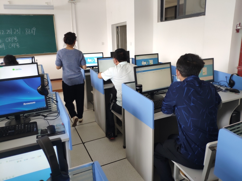 为教职工做心理普测.jpg 为教职工做心理普测.jpg