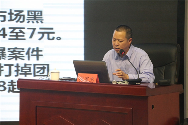 张教授授课中.JPG 张教授授课中.JPG