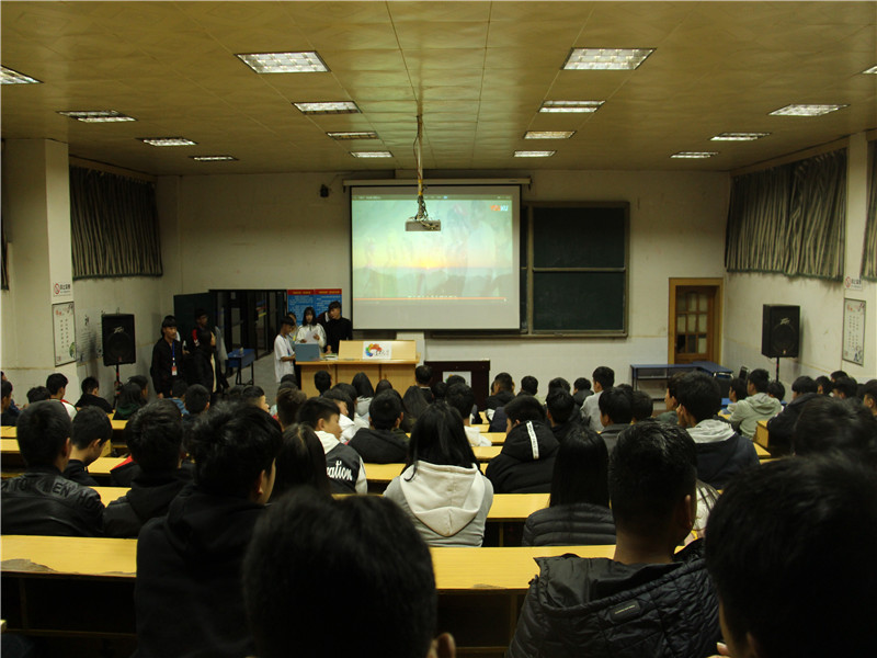 同学们认真观影.JPG 同学们认真观影.JPG