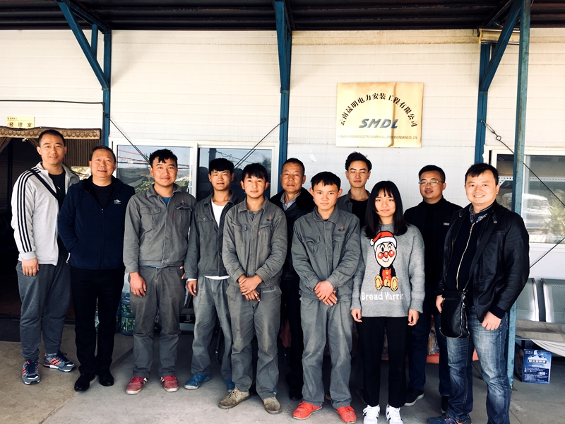 与中专顶岗实习学生合影.jpg 与中专顶岗实习学生合影.jpg