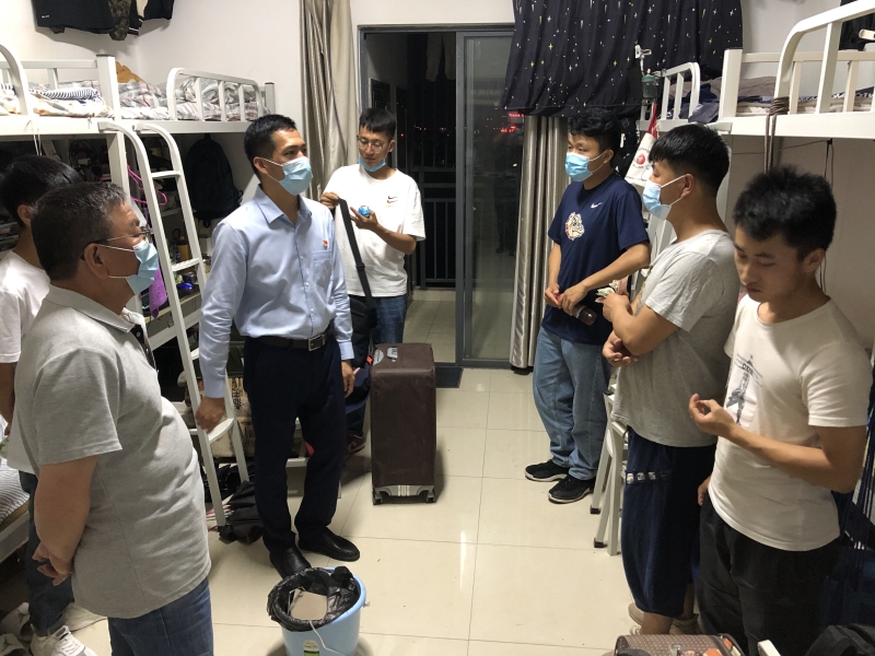 党委书记傅正强深入学生宿舍.jpg 党委书记傅正强深入学生宿舍.jpg