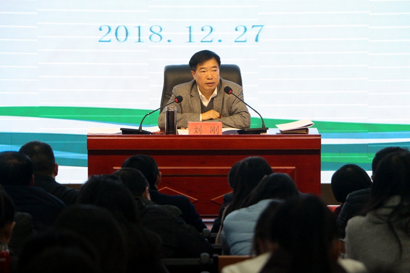 刘刚正在作报告_2113.JPG 刘刚正在作报告_2113.JPG