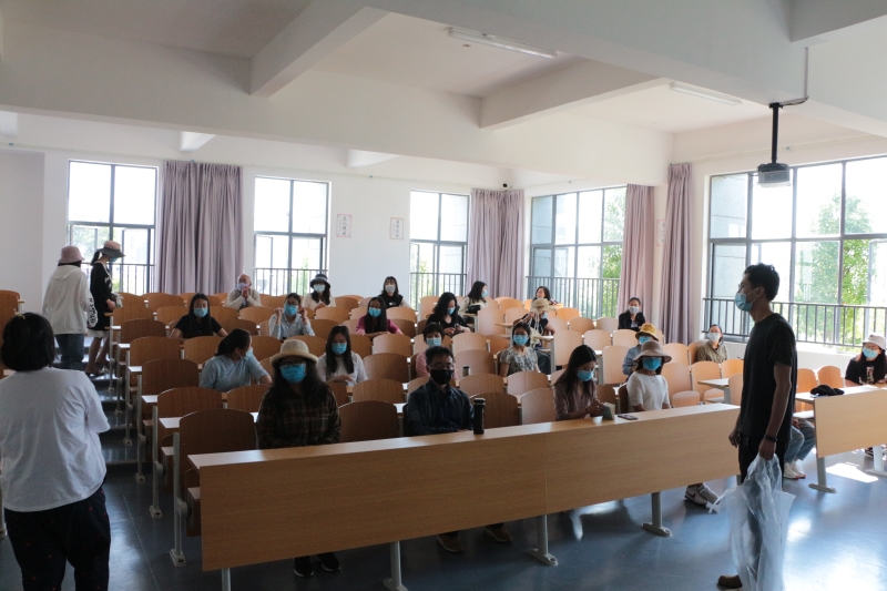 学生在备用教室隔空坐好.JPG 学生在备用教室隔空坐好.JPG