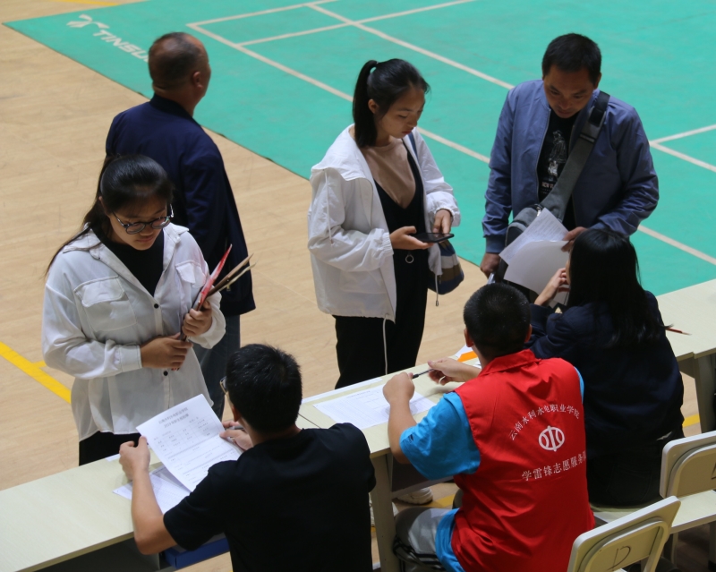 迎新工作人员为新生耐心答疑.JPG 迎新工作人员为新生耐心答疑.JPG