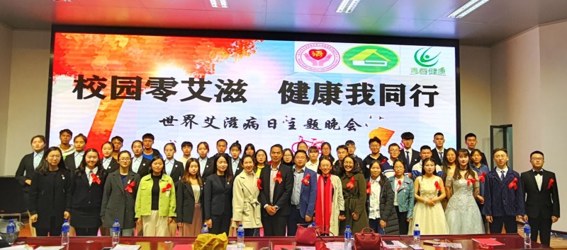 晚会合影留念.jpg 晚会合影留念.jpg