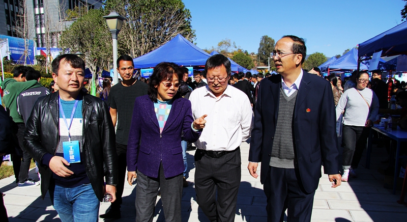 现场指导.JPG 现场指导.JPG