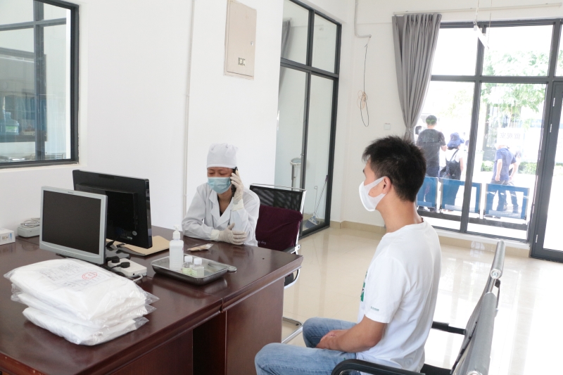 医务室医生向疫情防控办报告情况.JPG 医务室医生向疫情防控办报告情况.JPG
