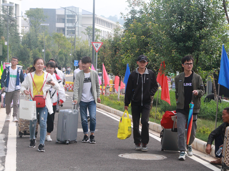 新同学前来报到.JPG 新同学前来报到.JPG