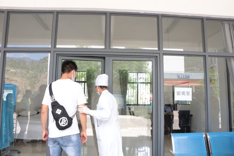 值班医生将异常学生接到医务室隔离区.JPG 值班医生将异常学生接到医务室隔离区.JPG