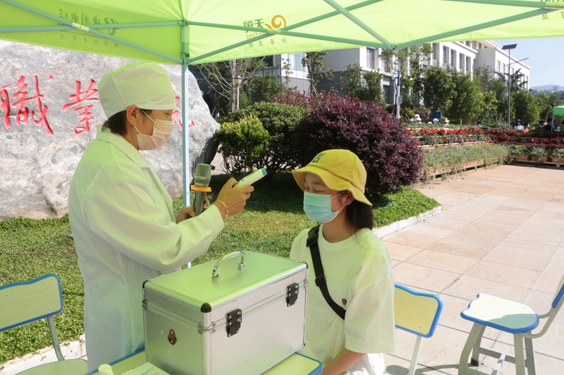 发现体温异常学生送至健康观察隔离区.JPG 发现体温异常学生送至健康观察隔离区.JPG