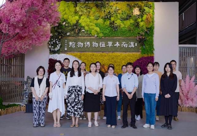 一群人站在一起描述已自动生成
