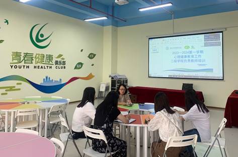 图片包含 室内, 桌子, 女人, 男人描述已自动生成 图片包含 室内, 桌子, 女人, 男人描述已自动生成