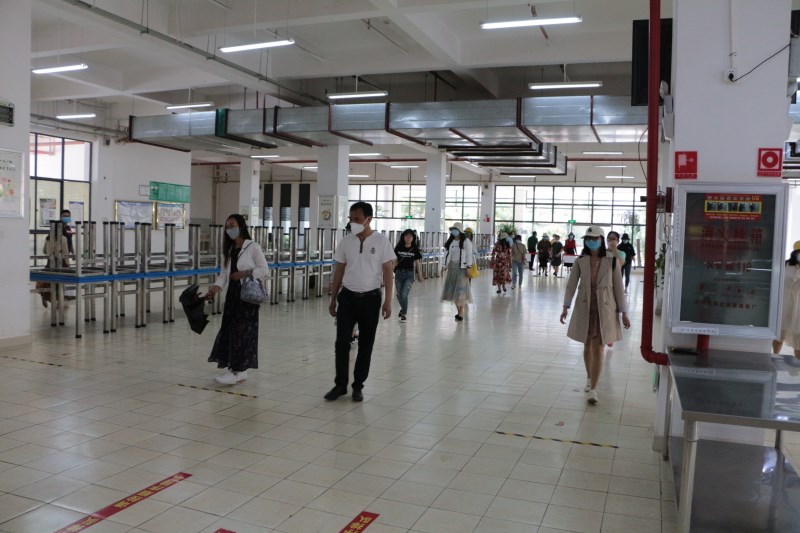 间隔排队取餐.JPG 间隔排队取餐.JPG