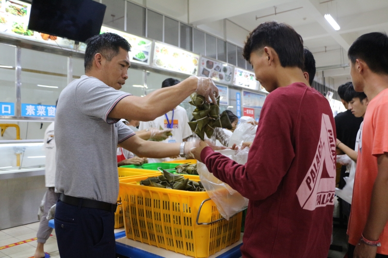 发粽子.jpg 发粽子.jpg